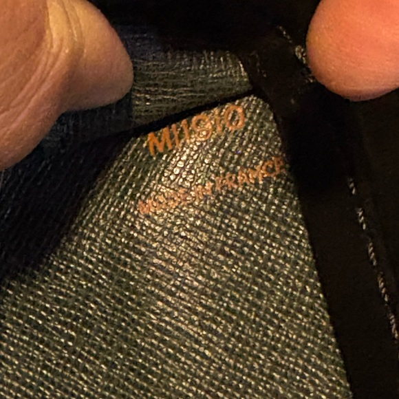 Louis Vuitton Epi Serviette Ambassadeur - Picture 16 of 16